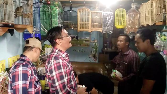 Ditolak Blusukan, Djarot Santai dan Sempatkan Beli Burung