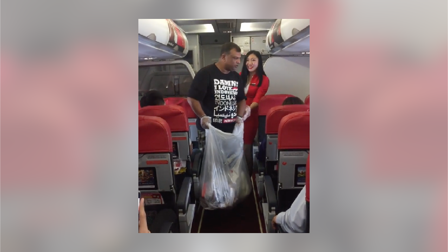 Ketika Bos AirAsia Bersih-bersih Sampah di Pesawat