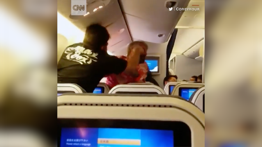 Dua Pria Adu Jotos di Pesawat, Bikin Heboh!