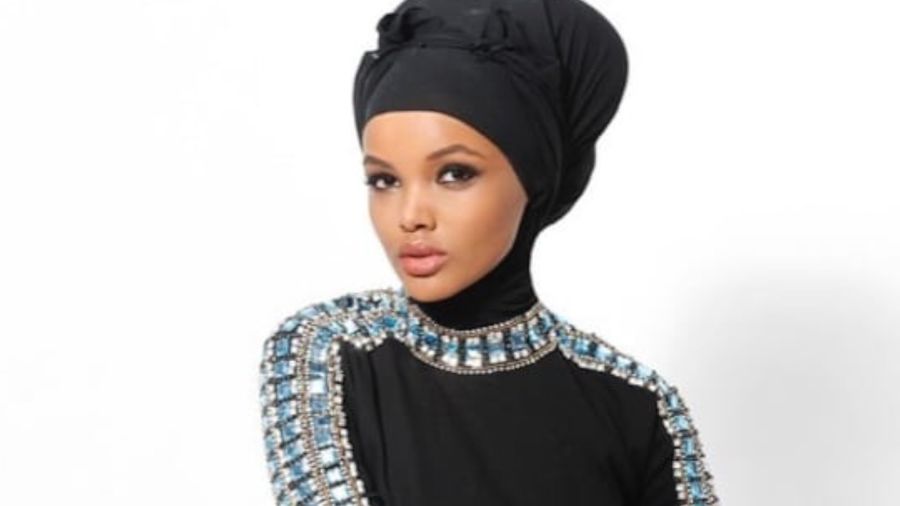 Model Berhijab di Fashion Show Yeezy Milik Kanye West