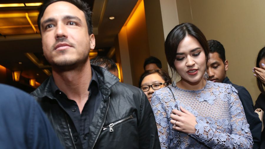 Beredar Undangan Pertunangan Raisa dan Hamish Daud