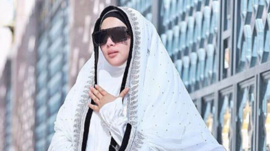 Cantiknya Syahrini Pakai Hijab Saat Umrah