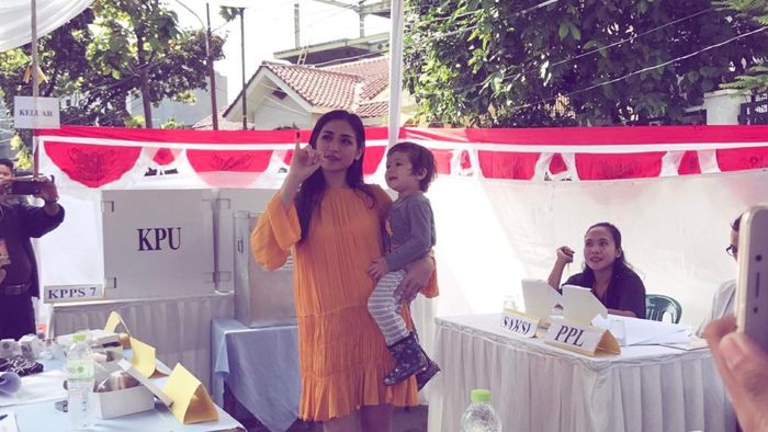 Ajak El ke TPS, Jessica Iskandar Ajarkan Politik Sejak Dini