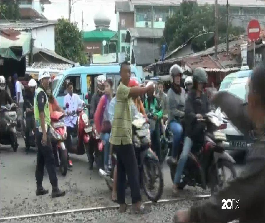 Nekat Terobos Palang Perlintasan, Bapak-Anak Terserempet Kereta