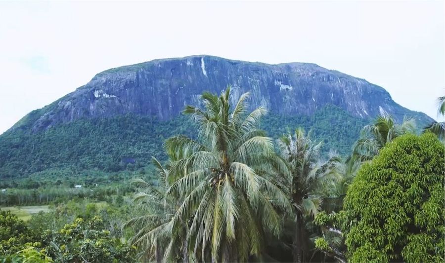 Jejak Batu Raksasa Bukit Kelam di Sintang