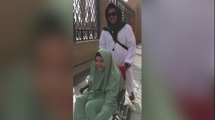 Umrah Pakai Kursi Roda, Dewi Sandra Rindu Posisi Sujud