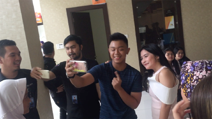 Arti Fans untuk Prilly Latuconsina dan Maxime Bouttier