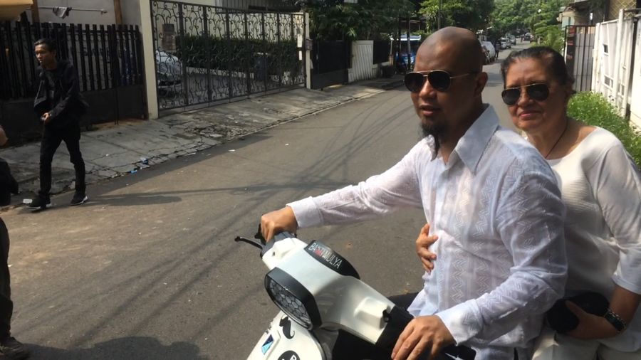 Tampil Necis ke TPS, Ahmad Dhani Datang Nggak Bareng Mulan