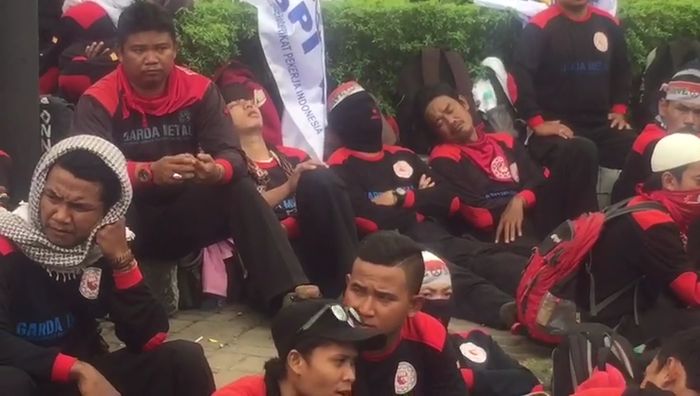 Massa Buruh Bergabung di Tugu Tani