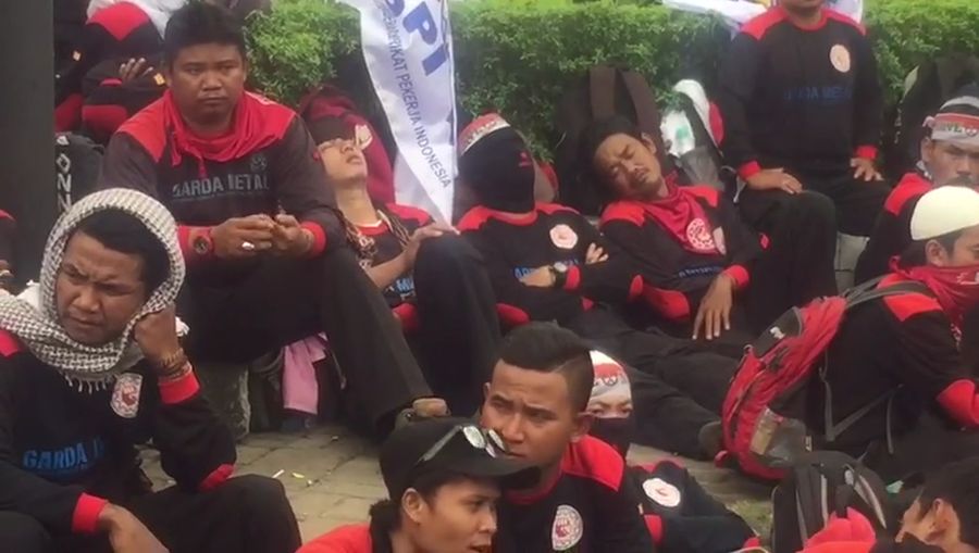 Massa Buruh Bergabung di Tugu Tani