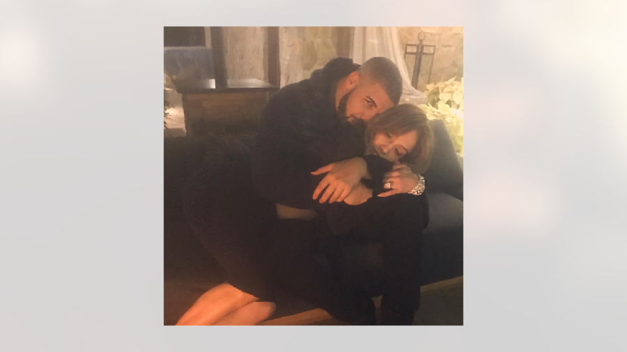 Mesra Banget, J.Lo dan Drake Resmi Pacaran?