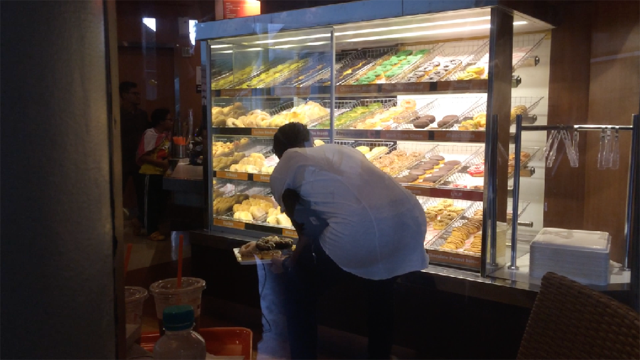 Eksklusif! Gaston Beli Banyak Donat untuk Jupe?