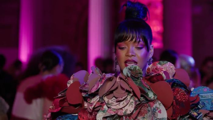 Totalitas di Met Gala 2017, Rihanna Butuh 1 Jam untuk Pakai Sepatu