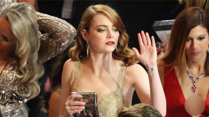 Emma Stone hingga Jessica Biel Cantik dengan Gaun Emas