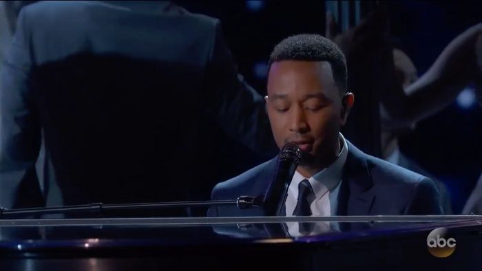 Penampilan John Legend Membawakan Medley La La Land
