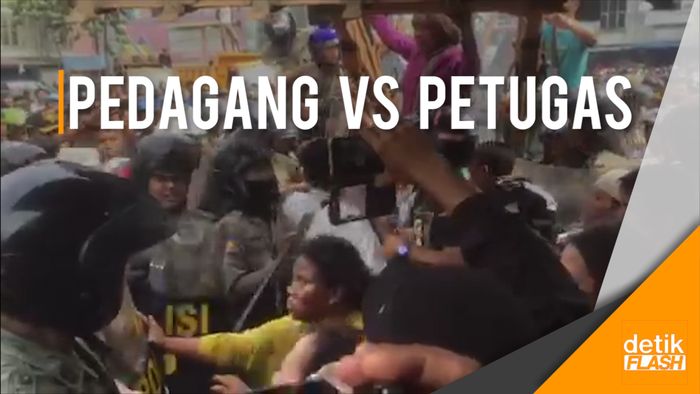 Ricuhnya Penertiban Kios Pasar di Medan