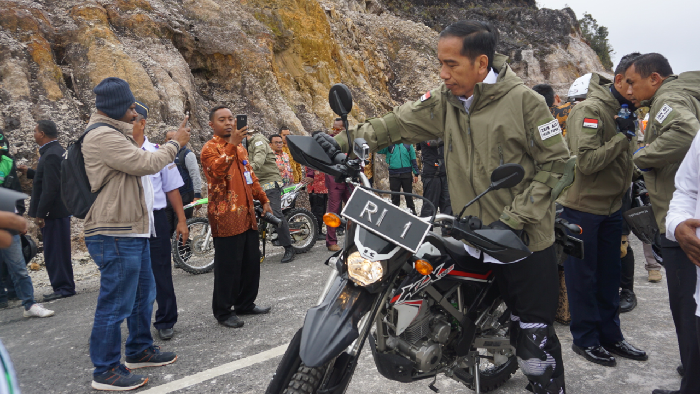 Jaket Jokowi Saat Naik Motor Trail Jadi Viral, Ini Harganya