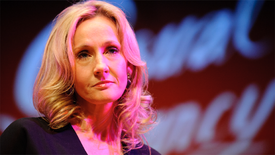 Pendukung Donald Trump Bakar Buku Harry Potter Karya J.K. Rowling