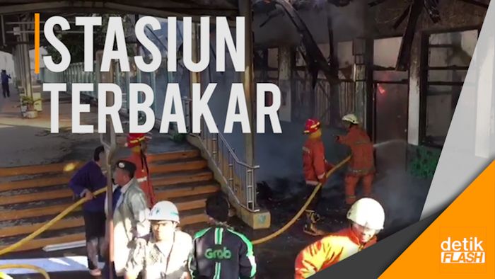Stasiun Klender Terbakar Akibat Korsleting Listrik