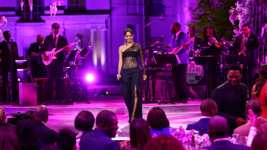 Seksinya Halle Berry di Usia 50 Tahun
