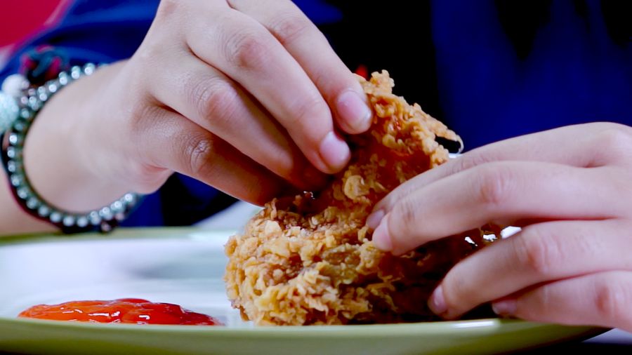 3 Cara Orang Makan Fried Chicken