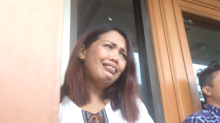 Tangisan Ely Sugigi saat Hadir di Sidang Cerai