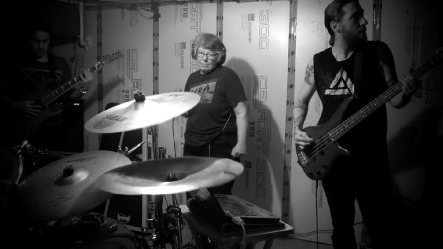 Gokil! Nenek 68 Tahun Ini Jadi Vokalis Band Bergenre Grindcore