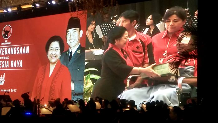 Megawati Beri Penghargaan Buat Kadernya yang Dikeroyok