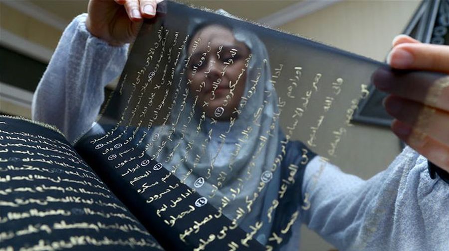 Wow! Seniman Ini Tulis Ulang Al Quran dengan Tinta Emas Selama 3 Tahun