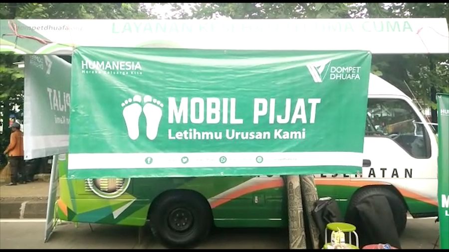 Mobil Pijat di Tengah Peserta Aksi 2/12