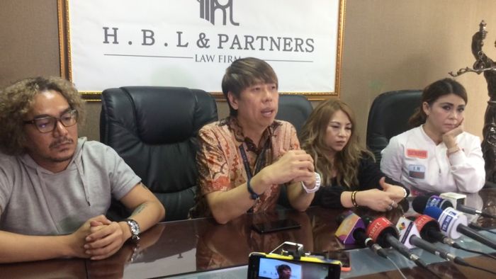 Tangisan Ibunda Evelyn Atas Perceraian Sang Putri