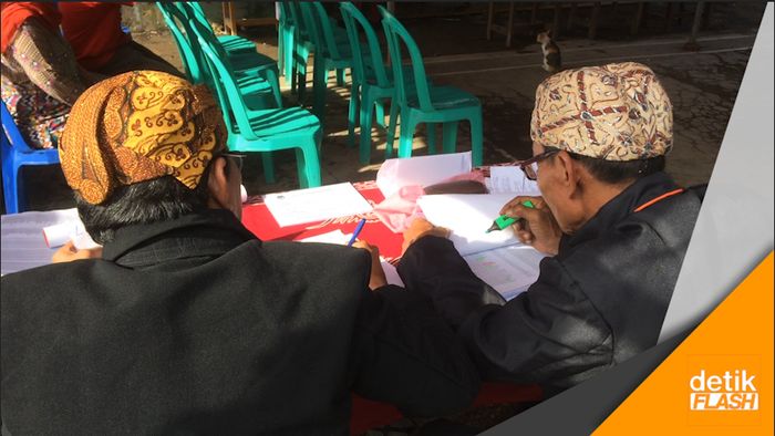Petugas di TPS Ini Kenakan Blankon & Kebaya