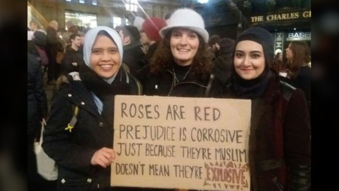 Hijabers Cantik Asal Indonesia Ikut Demo Anti Trump di Inggris