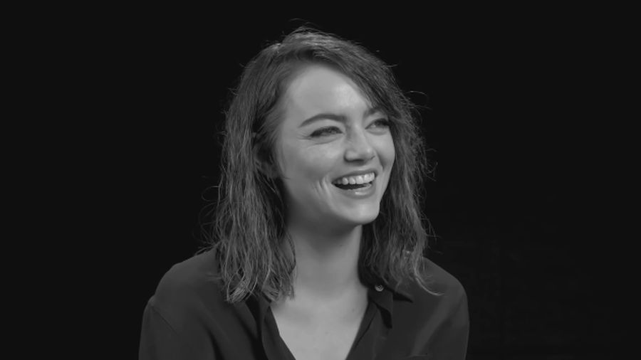 Emma Stone Ternyata Suka Hisap Jempol
