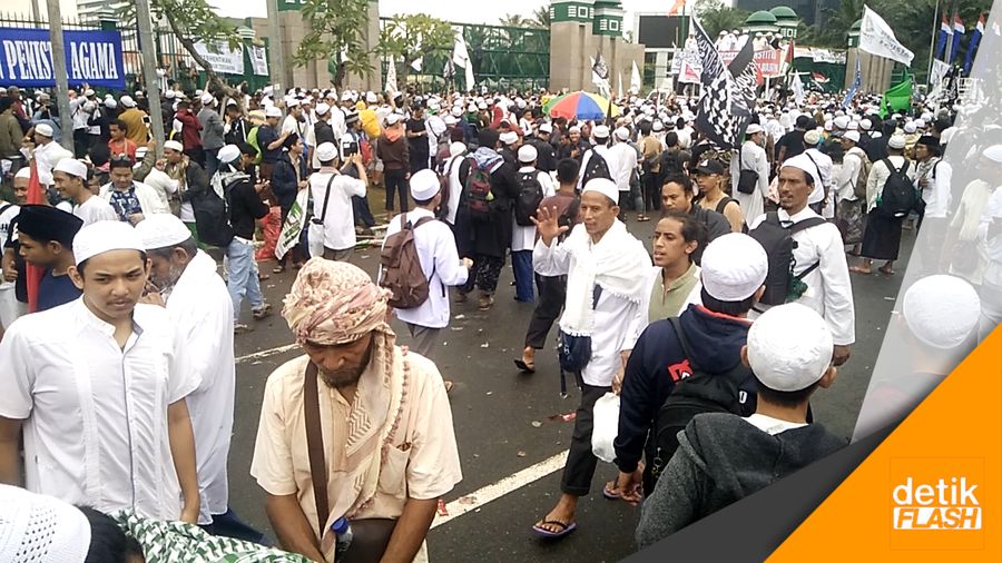 Massa 212 Balik Kanan, Tak Lupa Bersihkan Sampah