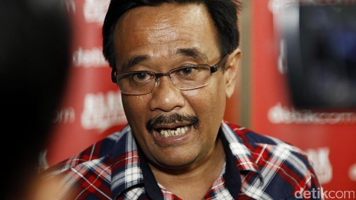 Blak-blakan: Santainya Djarot dan Sisi Lain Baju Kotak-kotak