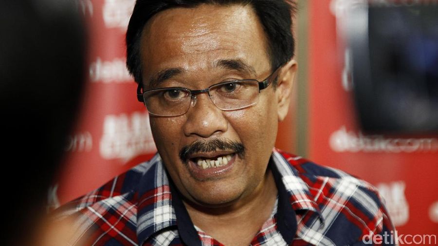 Blak-blakan: Santainya Djarot dan Sisi Lain Baju Kotak-kotak
