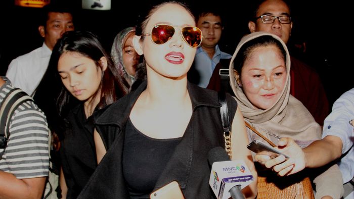Dhani Utang Rp 100 Juta, Mulan Jameela Mulai Jual Cilok
