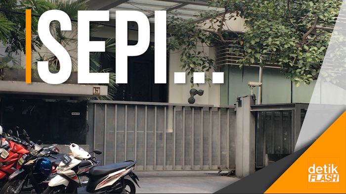 Suasana Rumah Setya Novanto Pasca Ditetapkan Sebagai Tersangka