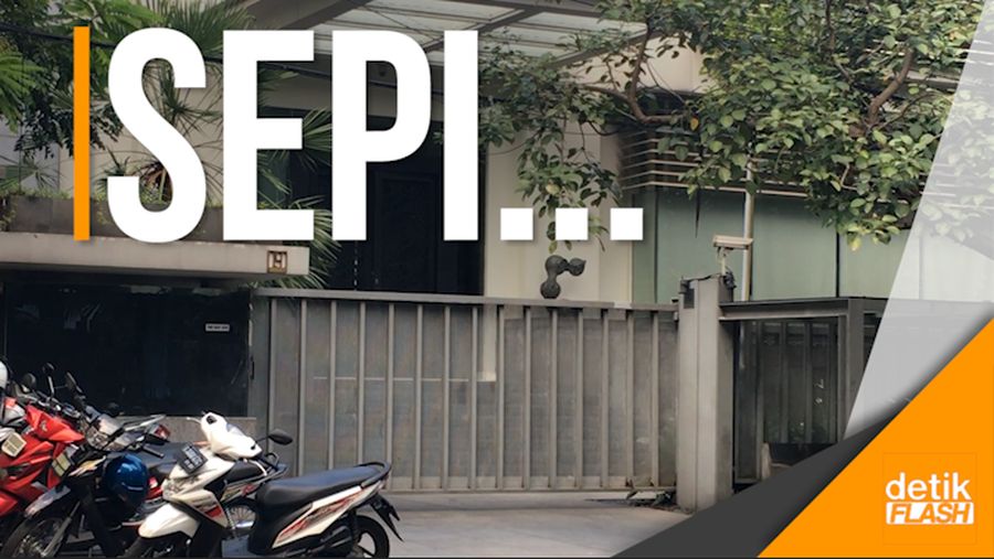 Suasana Rumah Setya Novanto Pasca Ditetapkan Sebagai Tersangka