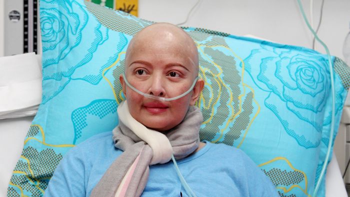 Yana Zein Berangsur Membaik Berobat di China