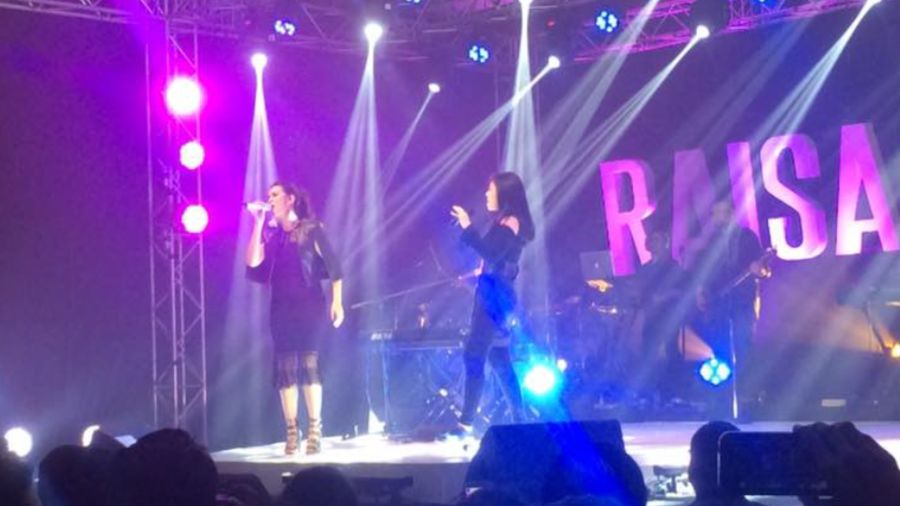 Keseruan Showcase Raisa X Isyana