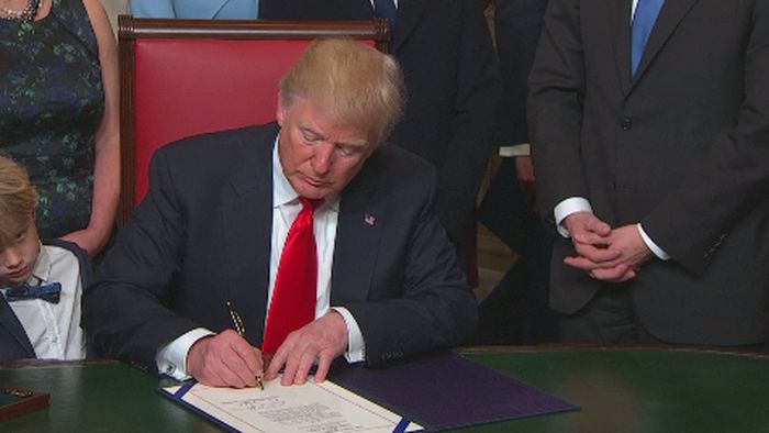 Jadi Presiden, Donald Trump Ganti Ponselnya dengan Samsung Galaxy?