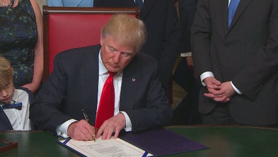 Jadi Presiden, Donald Trump Ganti Ponselnya dengan Samsung Galaxy?