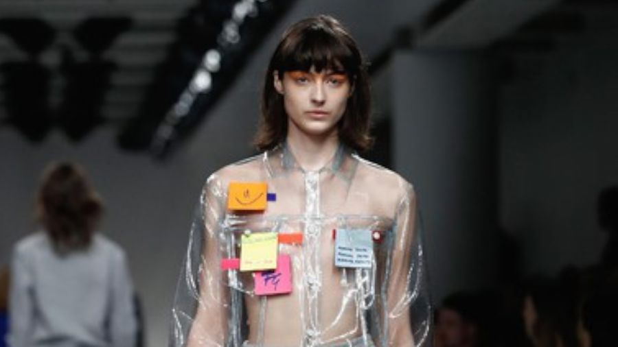 Ada Baju dengan Tempelan Kertas Post-it, Unik atau Aneh?