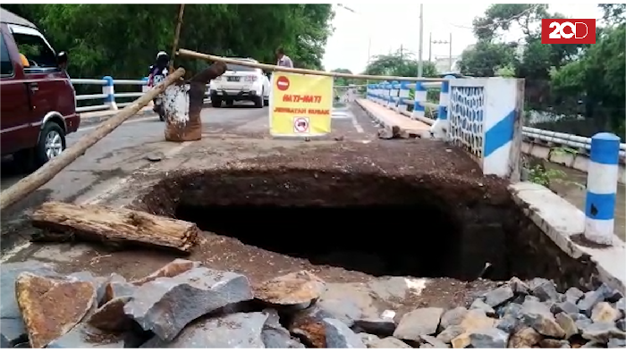 Jembatan Jebol Diterjang Banjir, Dua Kecamatan Nyaris Terputus