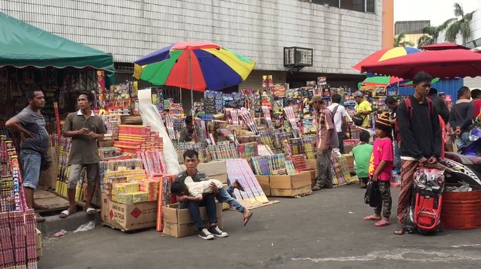 Jelang Tahun Baru, Kembang Api Hiasi Pasar Asemka