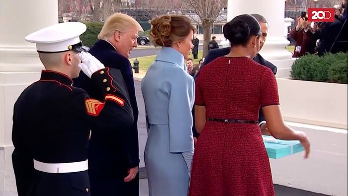 Momen Obama Bawa Kado dari Melania Trump