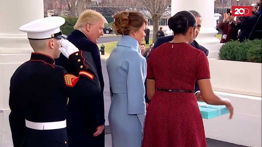 Momen Obama Bawa Kado dari Melania Trump