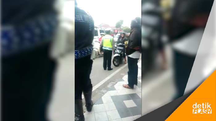 Duh.. Si Ibu Emosi Banget ke Pak Polisi